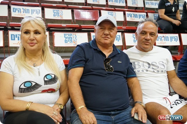 בן גוזי. באמצע (אורי אלפי)